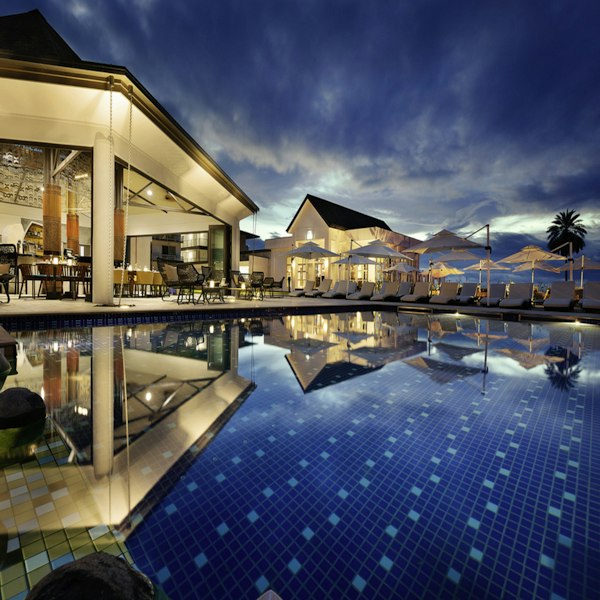 Infinity pool and leisure area
